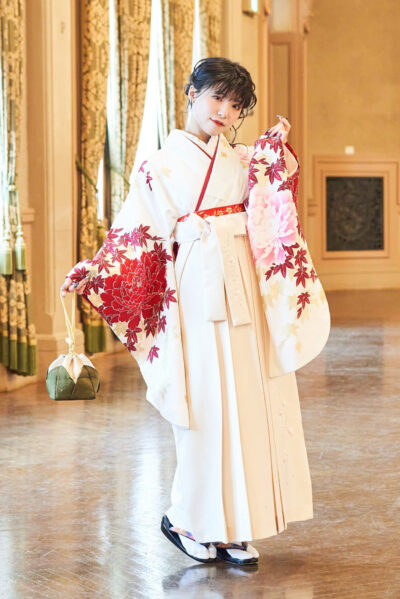 白の着物に白の袴で個性的に