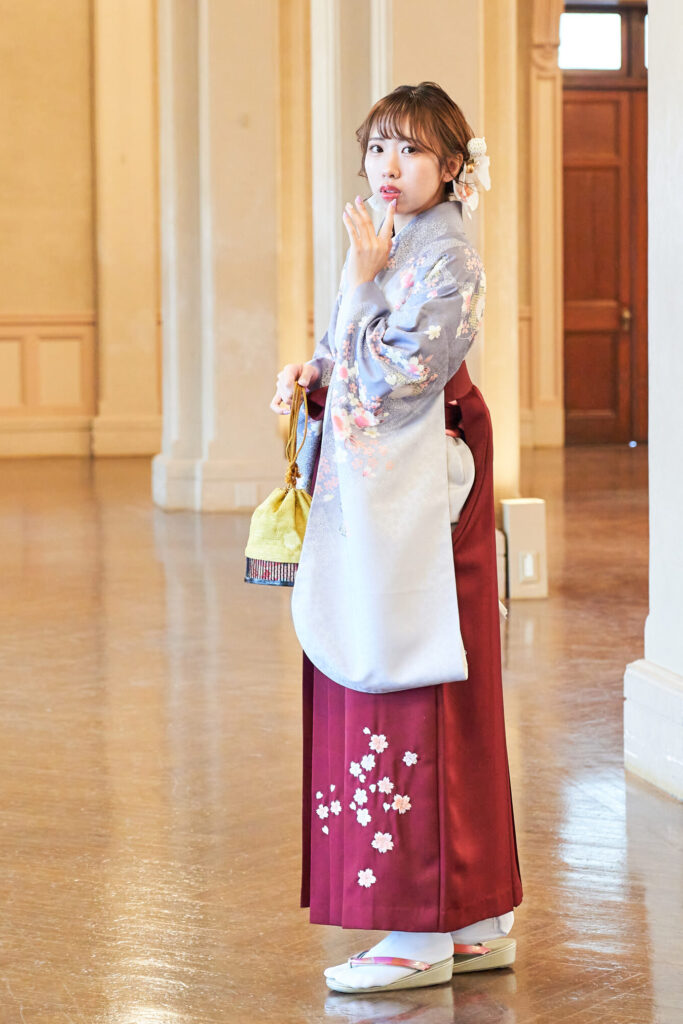シルバーの着物にエンジの刺繍袴