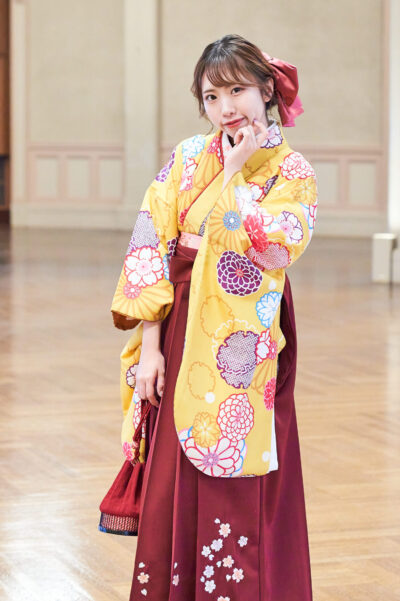 卒業式袴　着物イエロー　袴えんじ