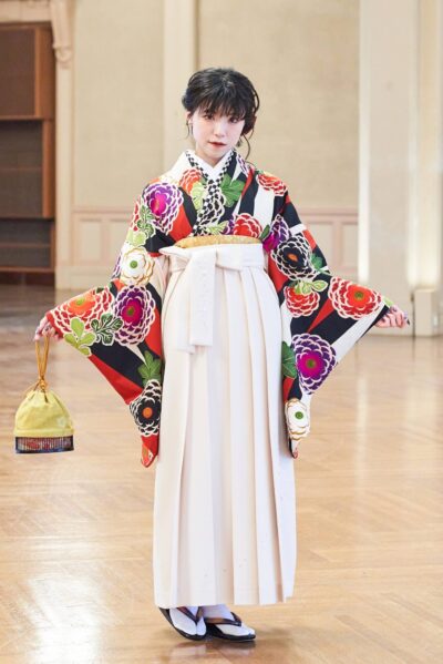 個性的な総柄の着物に白の袴